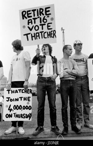 Parlamentswahlen 1983 Großbritannien. Studenten und junge Erwachsene demonstrieren gegen die mangelnden Beschäftigungsmöglichkeiten in Großbritannien unter Premierministerin Margaret Thatcher. Arbeitslose Demonstration über die Arbeitsaussichten für Schulabbrecher. "Rente mit 16 Stimmen Thatcher" und "Thatcher, mach am Donnerstag bei den 4.000.000.", d.h. schließe dich den vier Millionen an, die bereits arbeitslos und arbeitslos sind. Derbyshire UK.England 1980er Jahre HOMER SYKES Stockfoto
