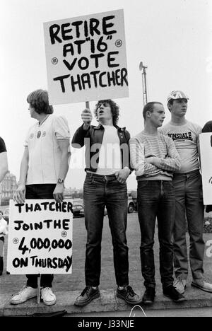 Parlamentswahlen 1983 In Großbritannien. Studenten und junge Erwachsene demonstrieren gegen den Mangel an Arbeitsmöglichkeiten in Großbritannien unter Premierminister Margaret Thatcher. Arbeitslose Demonstration über Jobaussichten für Schulabgänger. 'In Rente gehen bei 16 Vote Thatcher' und 'Thatcher, Join the 4,000,000 am Donnerstag.', dh die vier Millionen bereits arbeitslos und arbeitslos. England 1980er HOMER SYKES Stockfoto