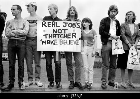 Bundestagswahl 1983 Uk. Studenten und junge Erwachsene gegen den Mangel an Arbeitsmöglichkeiten in Großbritannien unter Premierministerin Margaret Thatcher zu demonstrieren. Arbeitslose Demonstration über Job Perspektive für Schulabgänger. England 1980 s'echte Arbeitsplätze nicht Thatchers Glauben machen". HOMER SYKES Stockfoto