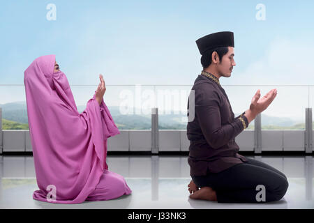 Muslimischen Mann und Frau für Allah in der Moschee beten zusammen ...