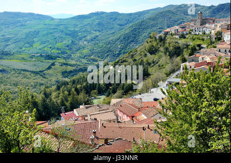 Italien, Basilikata, Pietrapertosa - Panoramablick über die Stadt und das Tal Stockfoto