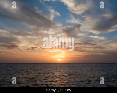 Sonnenuntergang über dem Meer. Stockfoto