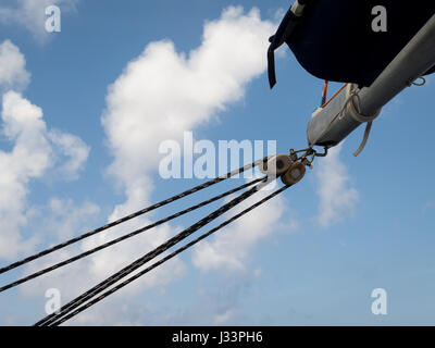 Segelboot-Boom und Blatt während ein nach unten Wind Segeln. Stockfoto