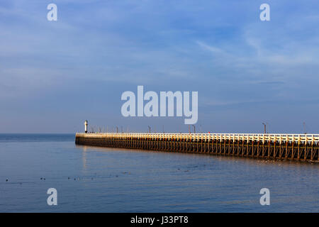 Nieuwpoort, Belgien - die Sonne auf dem Westerstaketsel Pier absetzen Stockfoto