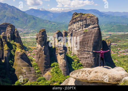 Panoramablick auf eines der Meteora-Felsen Stockfoto