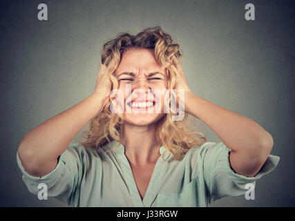 Betonte Frau verärgert frustriert Stockfoto