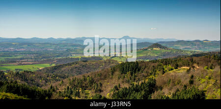 Blick von Usson Dorf auf Ebene der Limagne und die vulkanische Landschaft der Kette der Kuppeln, Puy-de-Dome Abteilung, Auvergne, Frankreich Stockfoto