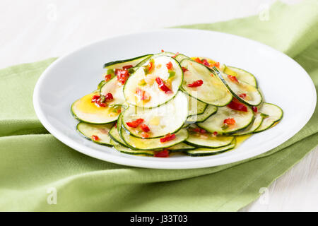 Marinierte Zucchini Salat auf einem weißen Teller Stockfoto