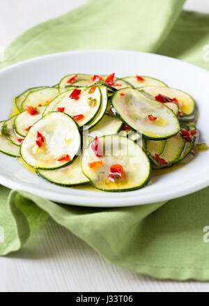 Marinierte Zucchini Salat auf einem weißen Teller Stockfoto