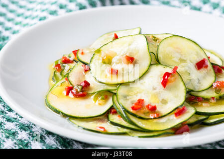 Marinierte Zucchini Salat auf einem weißen Teller Stockfoto