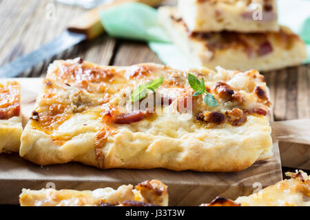 Fladenbrot mit Speck, Blumenkohl und Käse Stockfoto