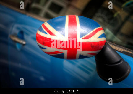 Union Jack-Flagge gemalt auf den Rückspiegel eines Autos parkten in einer öffentlichen Straße. Stockfoto