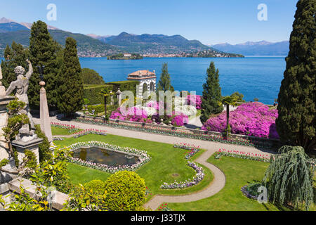 Atemberaubende Gärten der Isola Bella und Aussicht auf die Isola Bella, Lago Maggiore, Italien im April Stockfoto