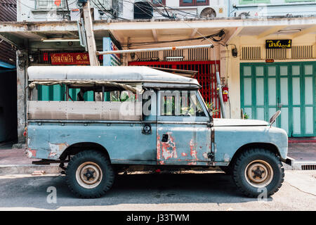 BANGKOK, THAILAND - 24 APRIL: Land Rover Serie III Pickup geparkt auf der Straße von Bangkok am 24. April 2016 in Bangkok, Thailand. Stockfoto