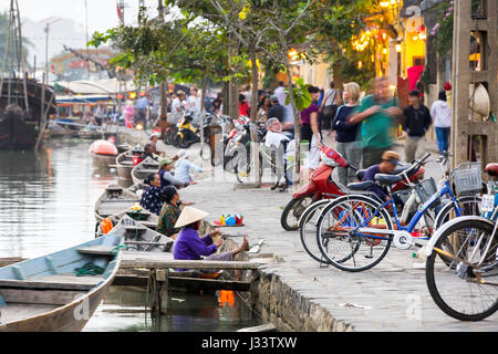 HOI AN, VIETNAM - 15. März 2014: Alte Frauen sind bunte Lanters aus die Boote auf der Straße von Hoi An Ancient Town mit Langzeitbelichtung effektiver verkaufen. Stockfoto