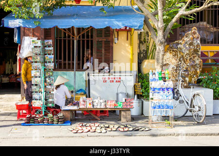 HOI AN, VIETNAM - März 17: Frauen verkaufen Dinge auf der Straße von Hoi an eine alte Stadt, UNESCO-Weltkulturerbe am 17. März 2014 in Hoi An, Vie Stockfoto