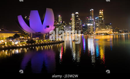 ArtScience Museum Singapur bei Nacht Stockfoto
