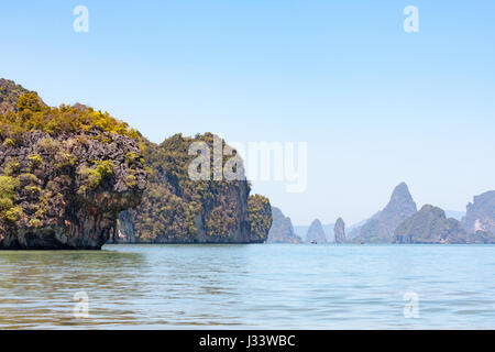 Kalkstein Felsen und Inseln in der Bucht von Phang Nga, Phuket, Thailand Stockfoto