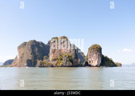 Kalkstein Felsen und Inseln in der Bucht von Phang Nga, Phuket, Thailand Stockfoto
