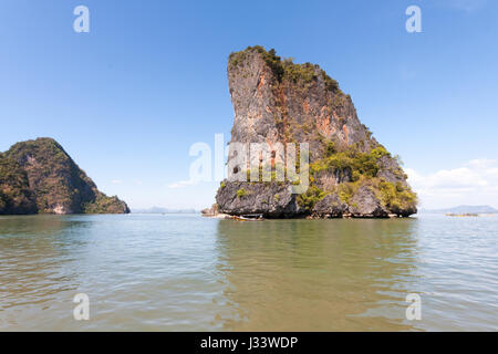 Kalkstein Felsen und Inseln in der Bucht von Phang Nga, Phuket, Thailand Stockfoto