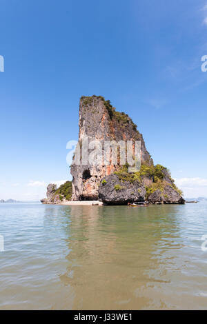 Kalkstein Felsen und Inseln in der Bucht von Phang Nga, Phuket, Thailand Stockfoto
