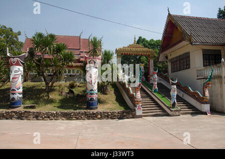 Tor mit Naga Treppe für Reisende Passanten gehen zu beten und besuchen Sie auf Phi Ta Khon Museum in Wat Phon Chai am 22. Februar 2017 in Stockfoto