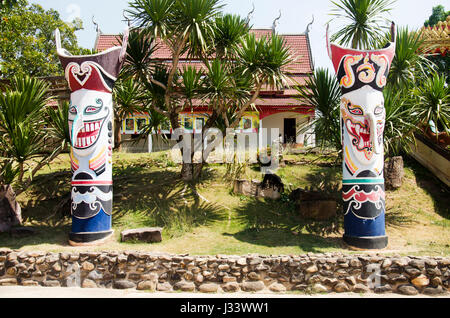 Tor mit Naga Treppe für Reisende Passanten gehen zu beten und besuchen Sie auf Phi Ta Khon Museum in Wat Phon Chai am 22. Februar 2017 in Stockfoto