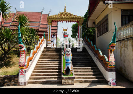 Tor mit Naga Treppe für Reisende Passanten gehen zu beten und besuchen Sie auf Phi Ta Khon Museum in Wat Phon Chai am 22. Februar 2017 in Stockfoto