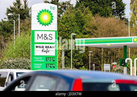 BP Connect und Wild Bean Café melden Sie sich an eine britische Tankstelle eine Partnerschaft mit Marks und Spencer M & S einfach essen Freundes- Stockfoto