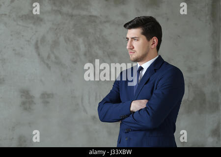 Jungunternehmer im blauen Anzug Stockfoto