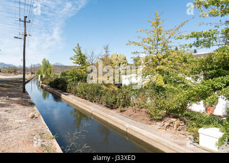 BONNIEVALE, Südafrika - 26. März 2017: ein Kanal in Bonnievale, einer Kleinstadt in der Provinz Western Cape Stockfoto