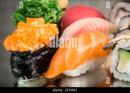 Nahaufnahme von Lachs Nirigi und gunkan Stockfoto