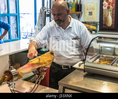 Córdoba, Andalusien, Spanien 4. April 2017: Unidentified Metzger Scheiben Serranoham in Cordoba am 4. April 2017, Serranoham ist eine typische spanische Delicatesse Stockfoto