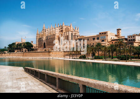 Park De La Mar gegen La Seu, die mittelalterliche gotische Kathedrale von Palma De Mallorca, Spanien. Die Kathedrale von Santa Maria di Palma Stockfoto