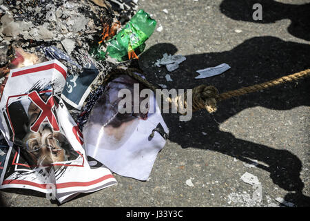 Gaza, Gaza. 2. Mai 2017. Eine sogenannte Hamas und anderen palästinensischen Fraktionen brennen ein Plakat mit Palästinenserpräsident Mahmoud Abbas während einer Protestaktion gegen die Gaza-Blockade in Gaza-Stadt, 2. Mai 2017. Gaza-Anwohner in 2 Millionen Menschen leben in etwa 16 Stromausfälle pro Tag. Bildnachweis: Nidal Alwaheidi/Pacific Press/Alamy Live-Nachrichten Stockfoto