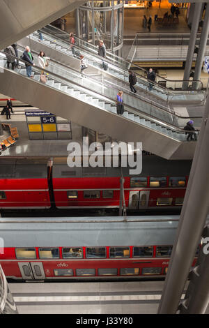 BERLIN, 24. APRIL: Hauptbahnhof (Deutsch für Hauptbahnhof) innere Ansicht in Berlin am 24. April 2016. Stockfoto