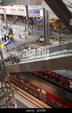 BERLIN, 24. APRIL: Hauptbahnhof (Deutsch für Hauptbahnhof) innere Ansicht in Berlin am 24. April 2016. Stockfoto