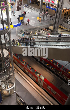 BERLIN, 24. APRIL: Hauptbahnhof (Deutsch für Hauptbahnhof) innere Ansicht in Berlin am 24. April 2016. Stockfoto