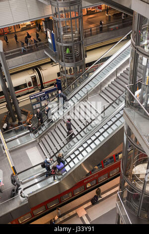 BERLIN, 24. APRIL: Hauptbahnhof (Deutsch für Hauptbahnhof) innere Ansicht in Berlin am 24. April 2016. Stockfoto