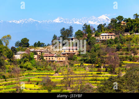 Blick über das Dorf Nagarkot mit dem Himalaya im Hintergrund. Kathmandu-Tal, Nepal. Stockfoto