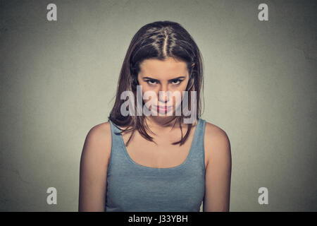 Closeup Portrait böse junge Frau nervös atomaren Aufschlüsselung auf graue Wand Hintergrund isoliert haben. Negative Emotionen Gesichtsausdruck Stockfoto