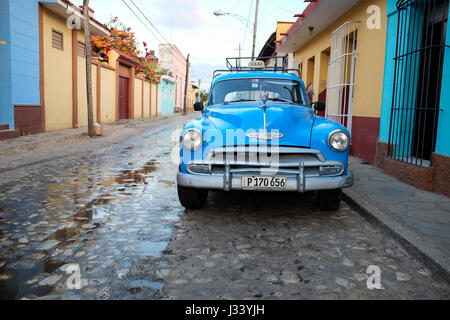 TRINIDAD, KUBA - 15. APRIL 2017. Amerikanische Oldtimer auf den Straßen von Kuba. Kuba hat mehr als 60,000 alte amerikanische Autos. Stockfoto