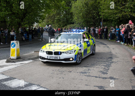 Britische Polizei Auto Steuern Massen bei öffentlichen Veranstaltung Stockfoto