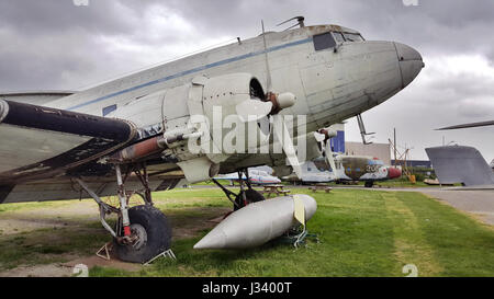 Douglas DC-3 c-47 Dakota von der Vereinigung der Ailes Anciennes de Toulouse Blagnac, Frankreich ausgestellt. Stockfoto