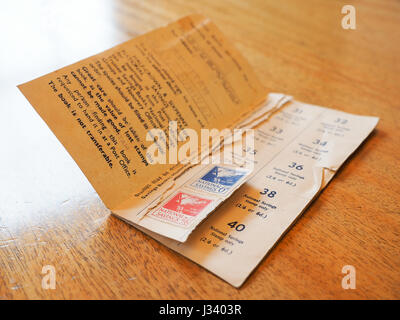 Alte vintage verwendet die nationalen Ersparnisse Stempel buch Sichere cash Finanz Management Stockfoto