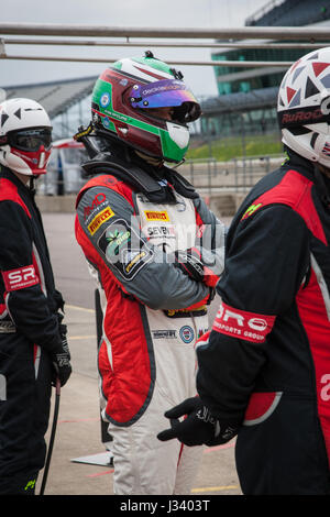 Ryan Ratcliffe immer aus seinem Auto bei einem Boxenstopp Fahrerwechsel auf dem Rockingham Speedway während British GT Stockfoto