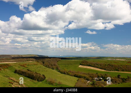 Frischgrün, geschwungene Landschaft mit attraktiven Himmel östlich von Swyre Head in Richtung entfernte Isle Of Wight, Dorset UK Stockfoto