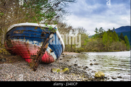 Altes Boot am Ufer von Loch Ness Stockfoto