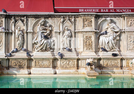 Fonte Gaia ("Brunnen der Welt ''). Piazza del Campo, Siena. Toskana, Italien. Stockfoto