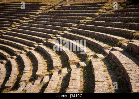 Reihen von Sitzgelegenheiten im Teatro Greco (griechisches Theater - 3. Jh. v. Chr.), Taormina, Sizilien, Italien Stockfoto